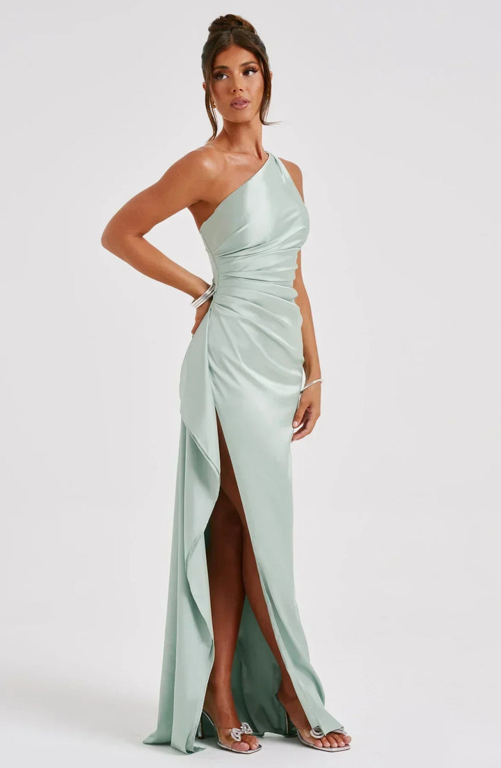 Robe longue asymétrique pour femme, en tissu léger, avec une fente élégante et un design moderne pour un look contemporain.