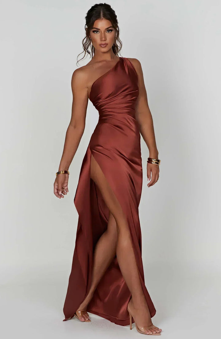 Robe longue femme en tissu léger, design asymétrique avec fente élégante pour un look tendance et décontracté.