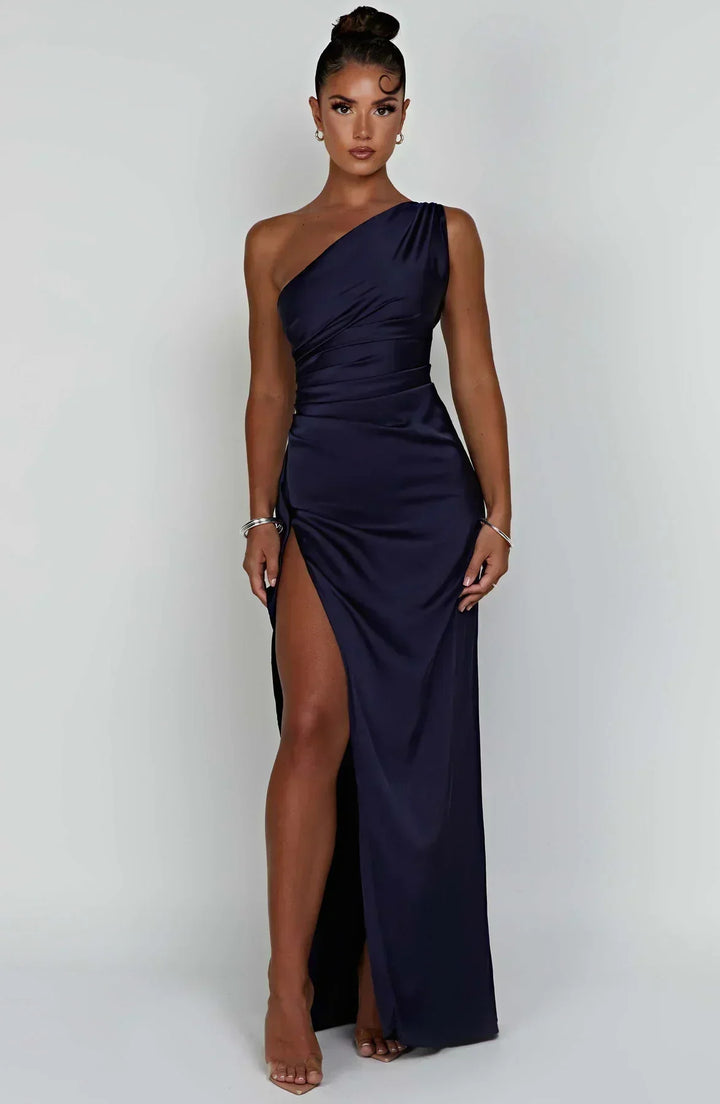 Robe longue femme asymétrique en tissu léger, avec fente élégante et coupe fluide pour un style moderne.