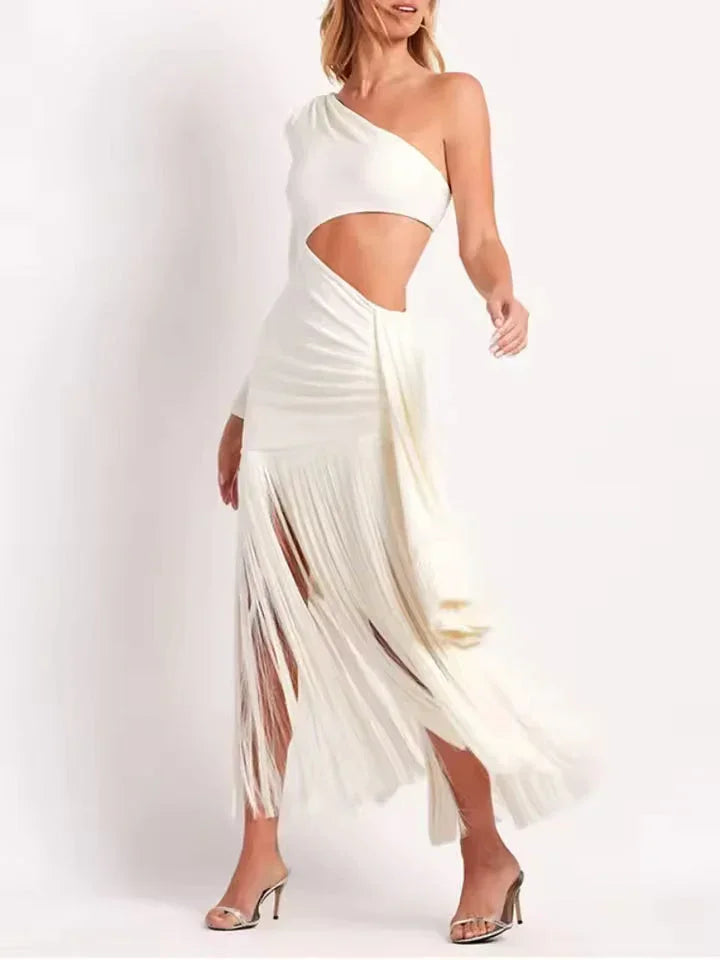 Robe longue blanche asymétrique en tissu léger, ornée de franges et de découpes élégantes. Idéale pour les occasions…