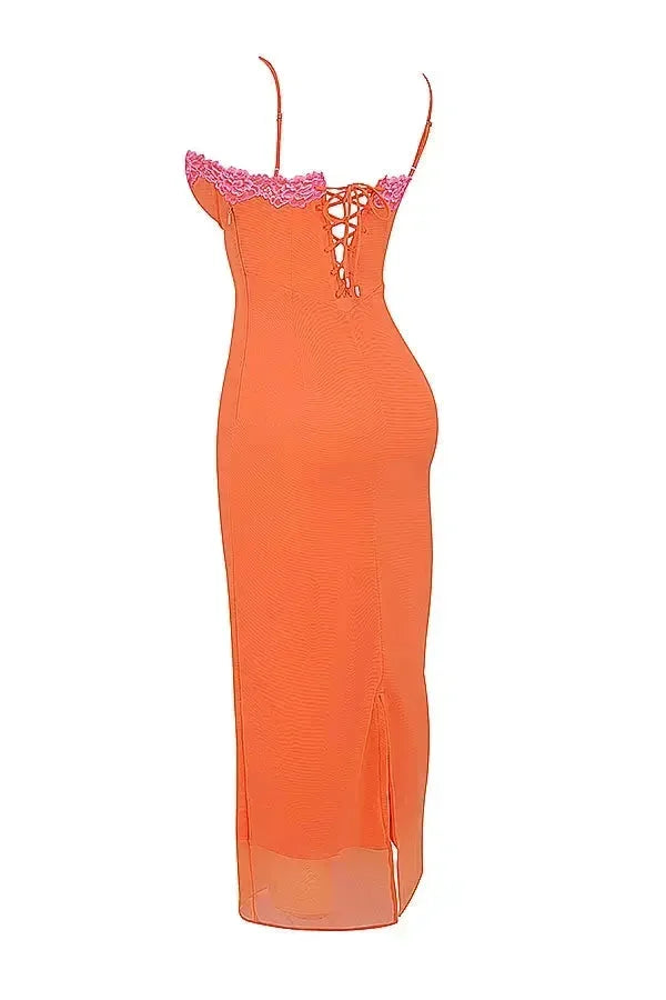 Robe longue femme en coton léger, avec bretelles ajustables et délicats motifs floraux colorés, idéale pour l'été.