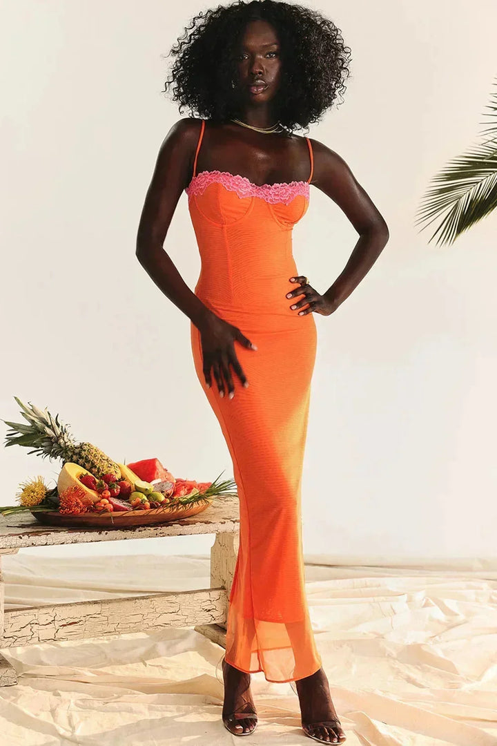 Robe longue femme en coton léger, bretelles ajustables, avec motifs floraux colorés sur fond uni.