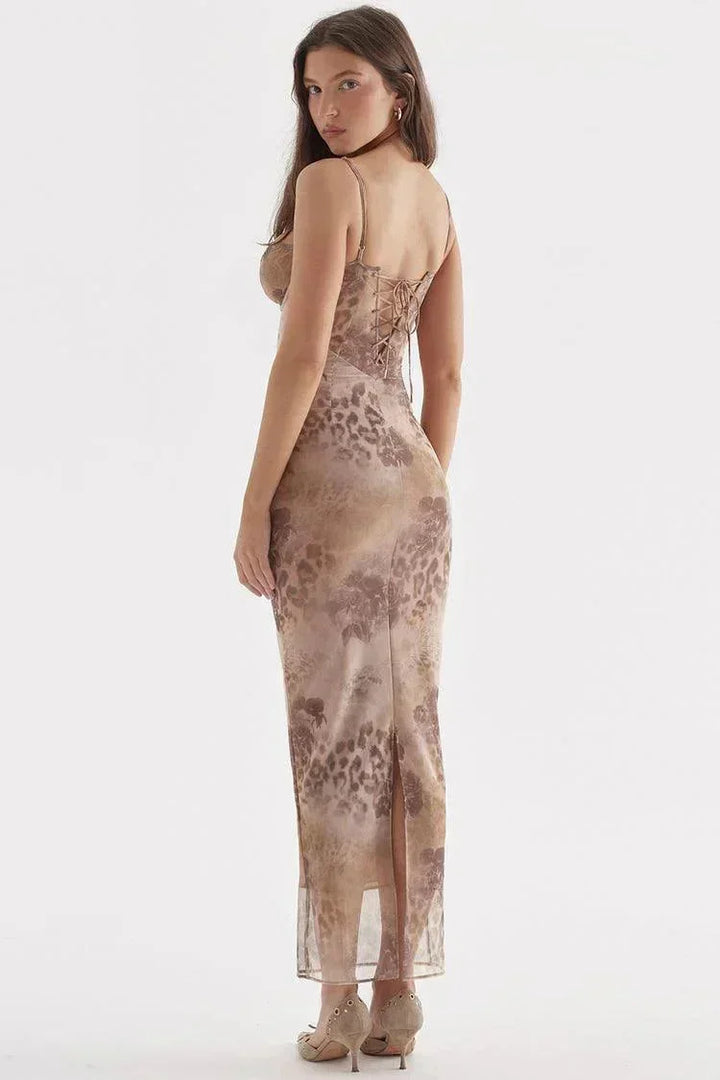 Robe longue femme en coton avec bretelles ajustables, motifs floraux colorés sur fond clair, idéale pour l'été.