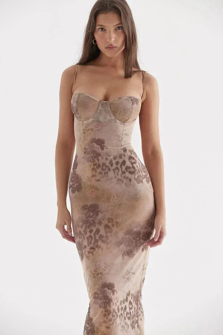 Robe longue femme en coton léger, avec bretelles ajustables et motifs floraux vibrants pour un look estival.