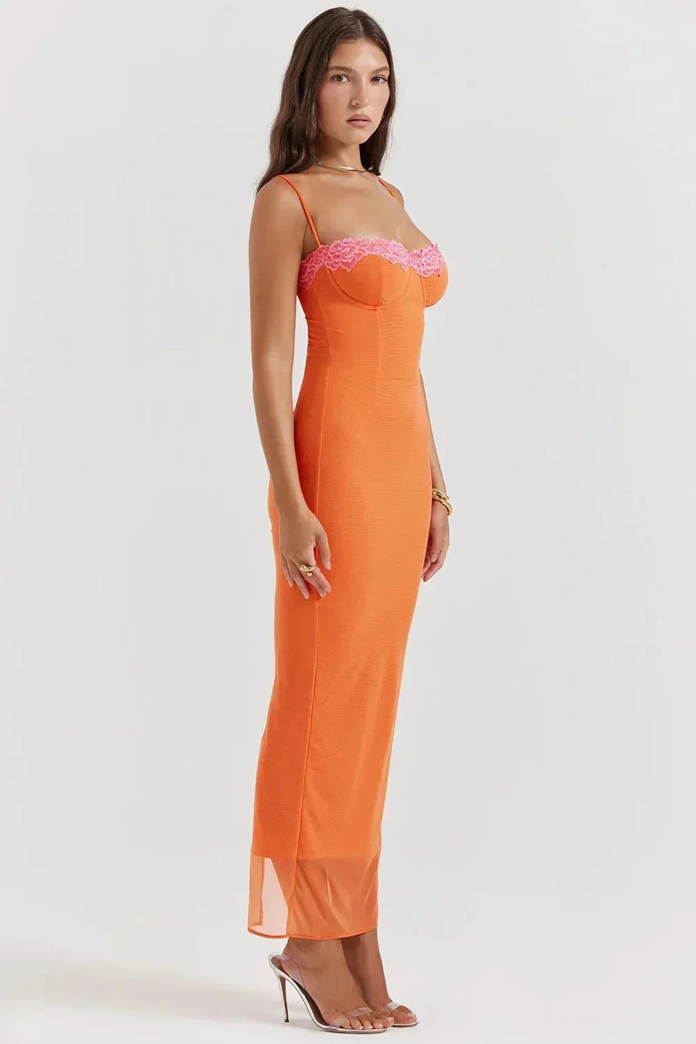 Robe longue femme en coton léger, bretelles ajustables, motifs floraux colorés sur un fond doux. Idéale pour les occasions…
