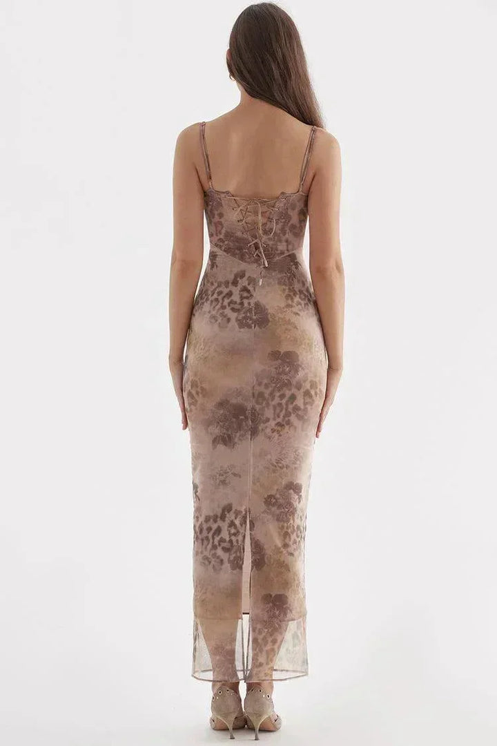 Robe longue à bretelles ajustables, en tissu léger, avec motifs floraux colorés sur fond uni, idéale pour les journées d'été.