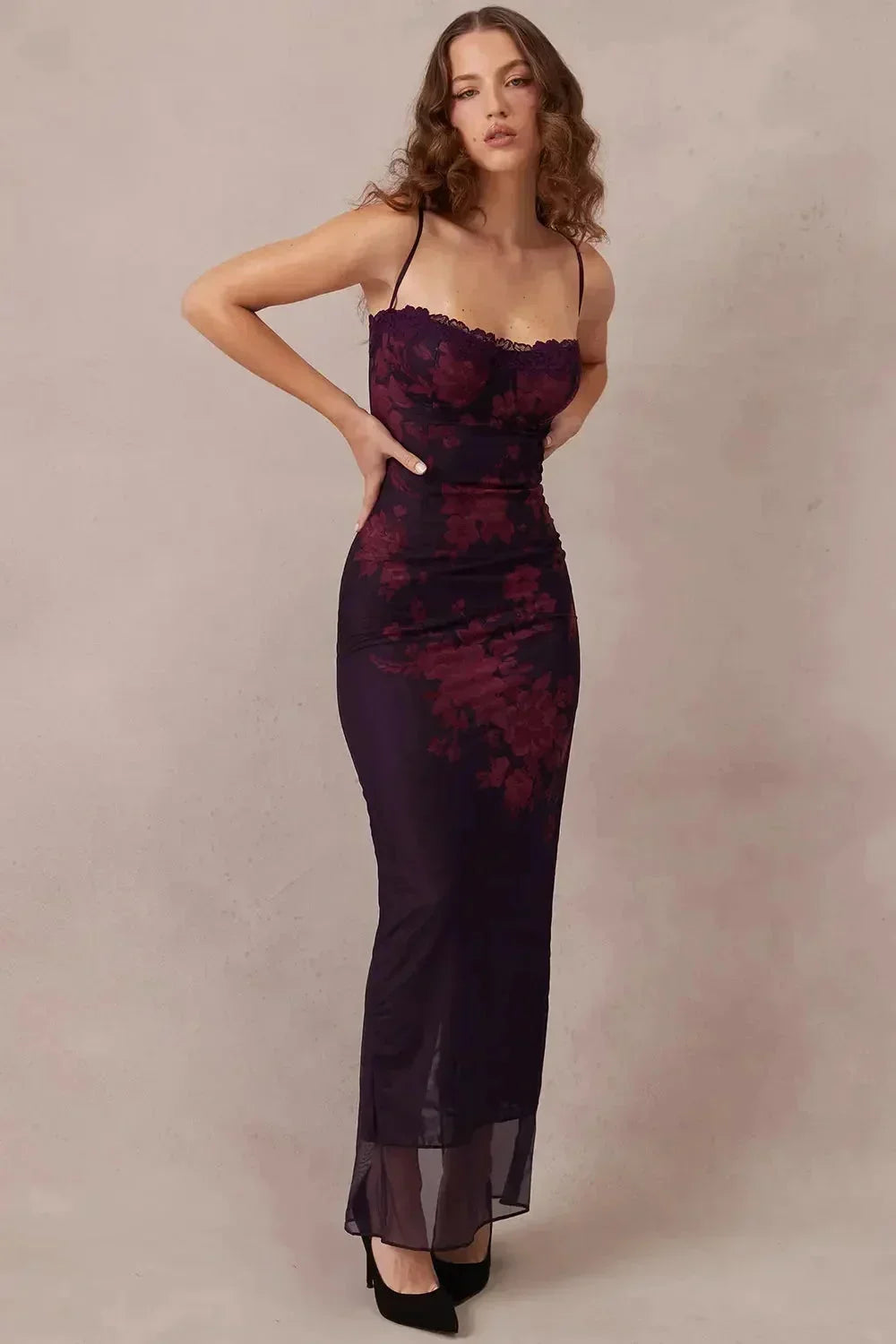 Robe longue pour femme en tissu léger, bretelles ajustables et motifs floraux colorés pour un look estival.