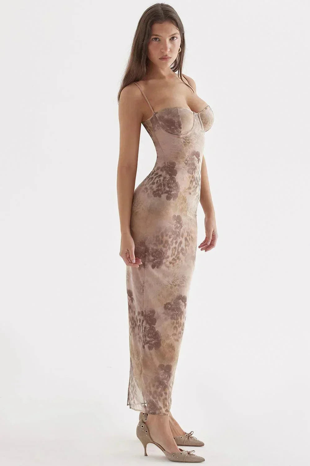 Robe longue beige femme en tissu léger, avec bretelles ajustables et motifs floraux pour un look frais et décontracté.