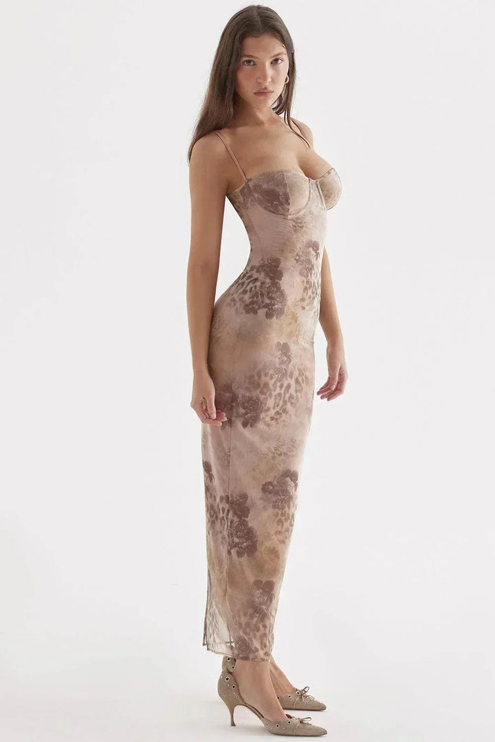 Robe longue beige femme en tissu léger, avec bretelles ajustables et motifs floraux pour un look frais et décontracté.