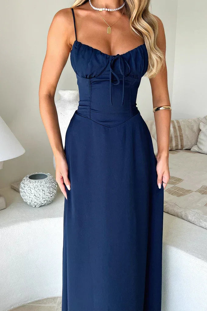 Robe longue femme en tissu léger, avec bretelles fines et une coupe élégante qui épouse la silhouette.