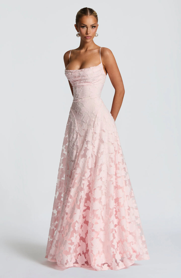 Robe longue femme à bretelles fines, en coton léger avec motifs floraux sur fond pastel, idéale pour les journées…