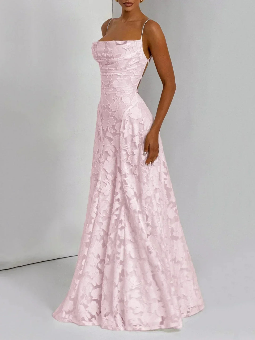 Robe longue à bretelles fines en viscose, avec un élégant motif floral sur fond léger, idéale pour l'été.