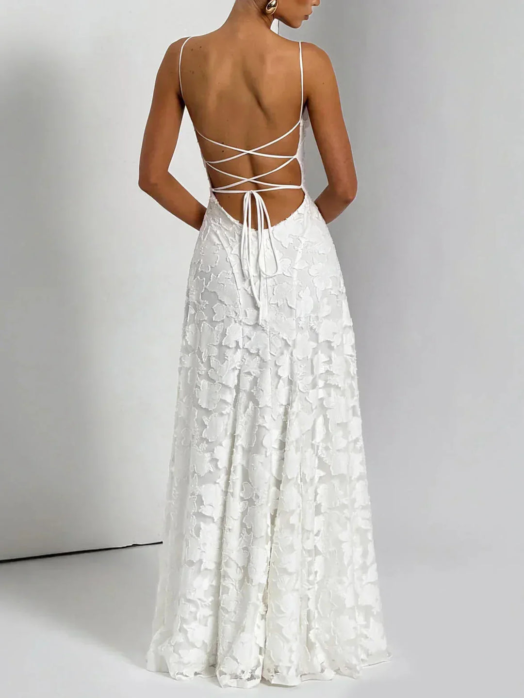 Robe longue femme à bretelles fines, en tissu léger, avec un motif floral vibrant et une coupe fluide.