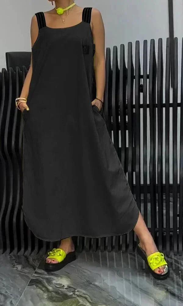 Robe longue femme en coton, bretelles larges, design simple avec poches pratiques sur les côtés pour un style décontracté.