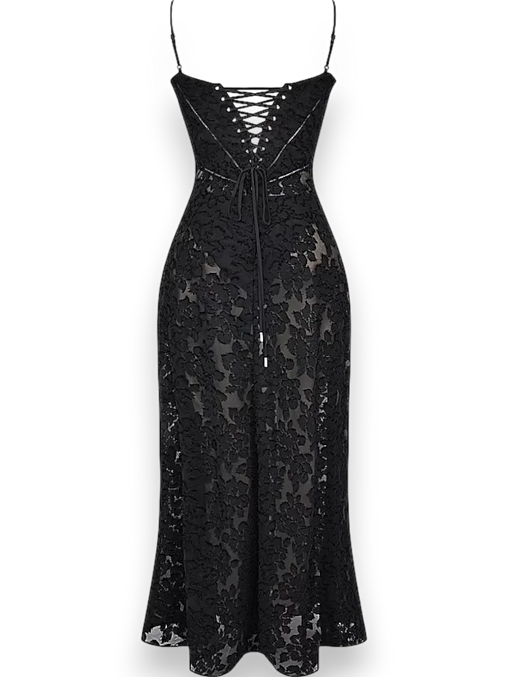 Robe longue en coton, dotée de broderie florale délicate et de bretelles fines pour une silhouette élégante.