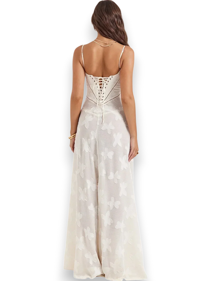 Robe longue en coton avec broderie florale délicate et bretelles fines, idéale pour un look décontracté et élégant.