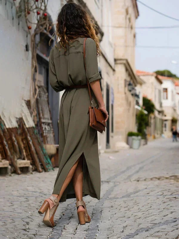 Robe longue femme en tissu léger, avec ceinture, col V et boutons décoratifs sur le devant pour un look élégant.