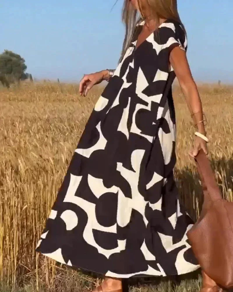 Robe longue femme en tissu léger, col V, motifs floraux fluides pour un style élégant et décontracté.
