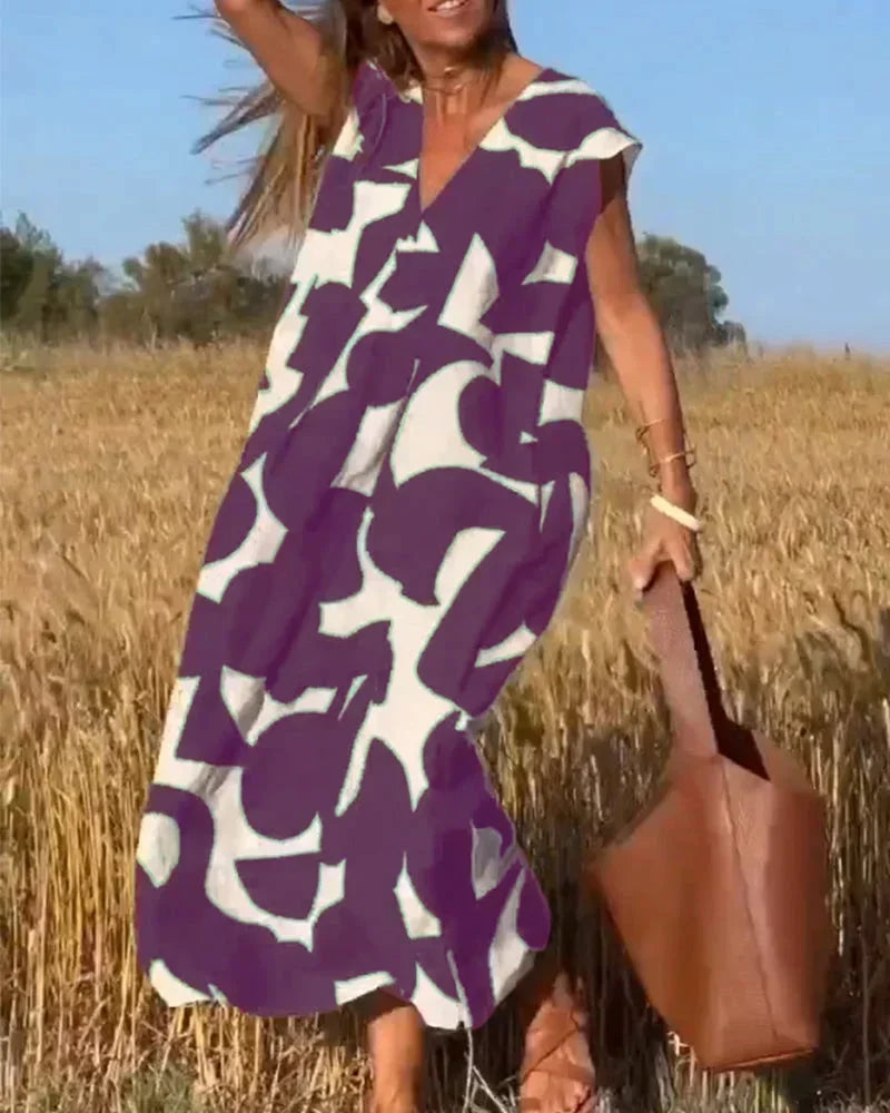 Robe longue violette pour femme, col V et motifs fluides, en matière légère et confortable pour un style décontracté.
