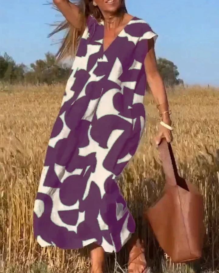 Robe longue violette pour femme, col V et motifs fluides, en matière légère et confortable pour un style décontracté.