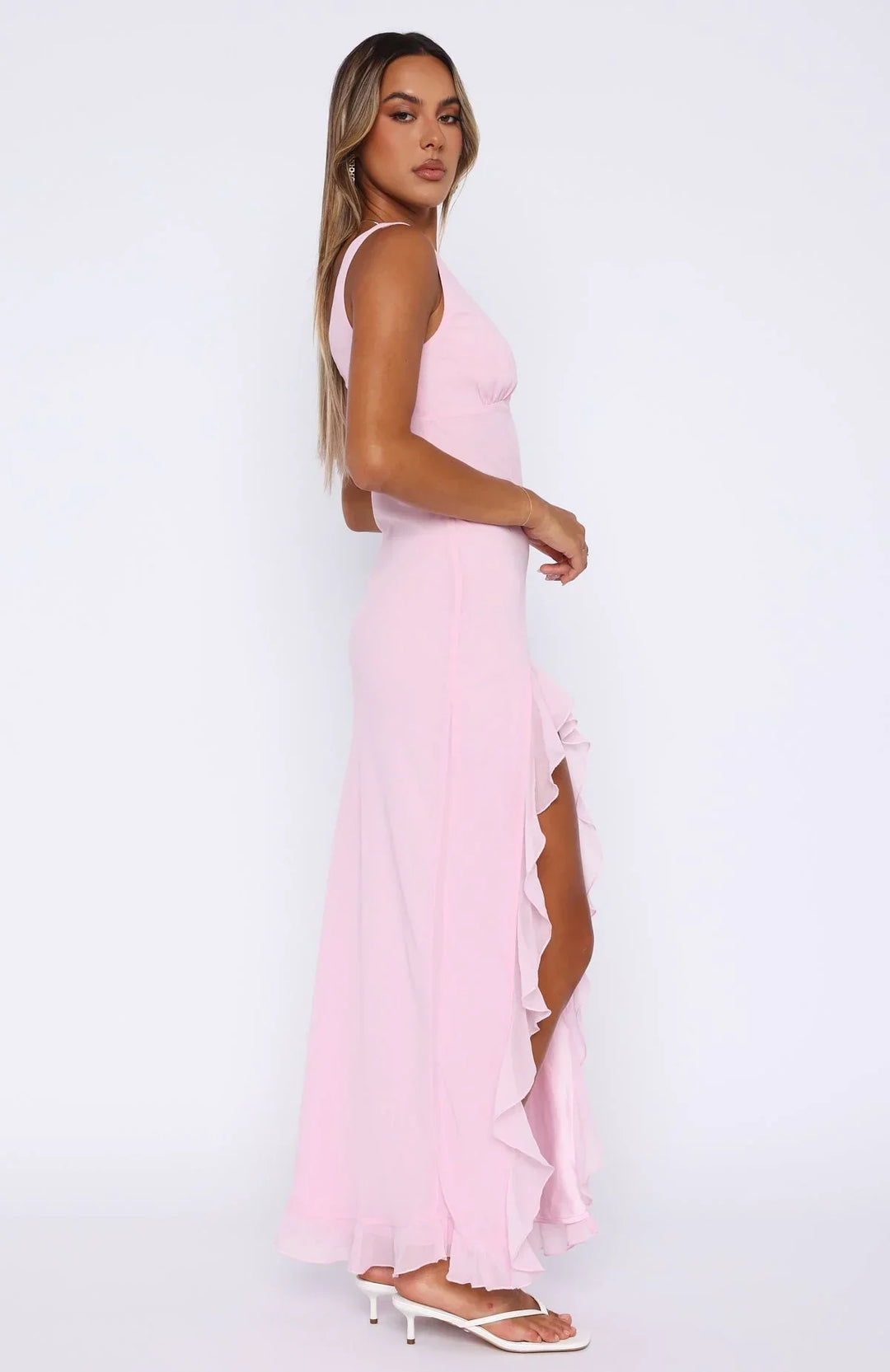 Robe longue femme en polyester, décolleté en V, ornée de volants fluides pour un look élégant et féminin.