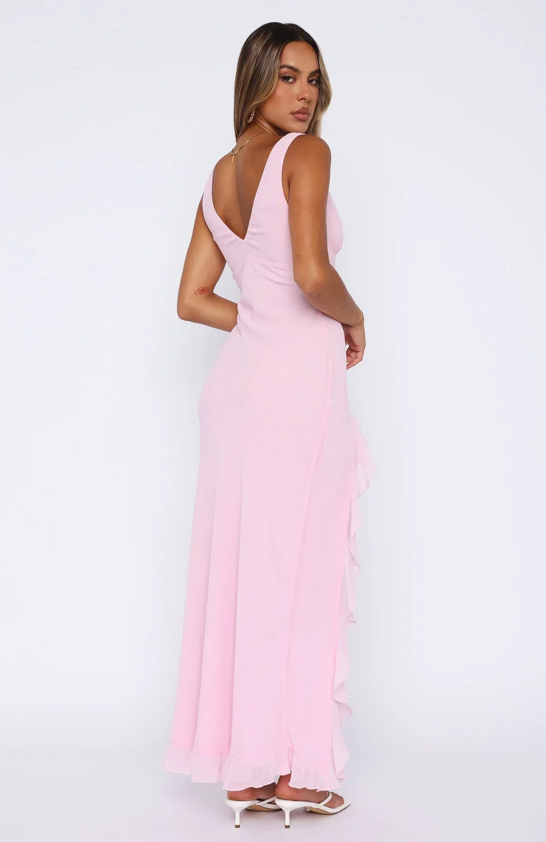 Robe longue femme, décolleté en V, volants légers, tissu fluide et agréable, parfaite pour les occasions estivales.