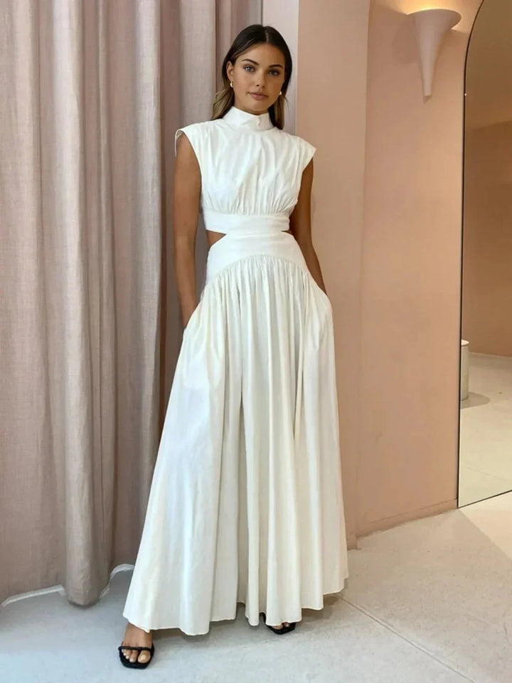 Robe longue femme en tissu léger, avec découpes élégantes et col montant, idéale pour une silhouette raffinée.