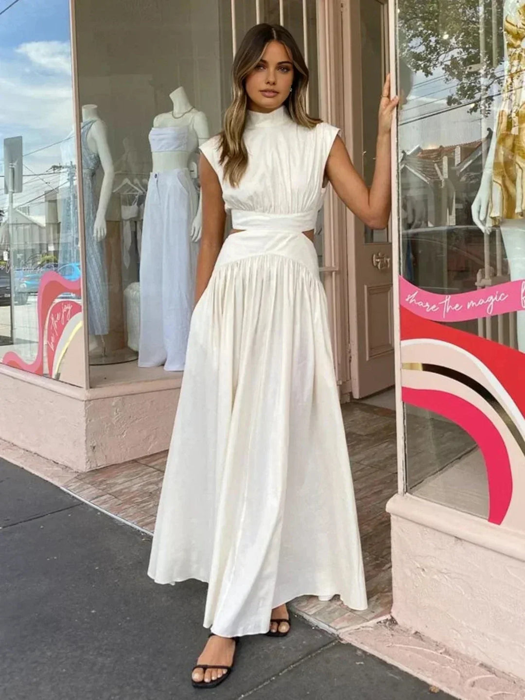 Robe longue femme en tissu léger, avec découpes élégantes et col montant pour un look moderne et raffiné.