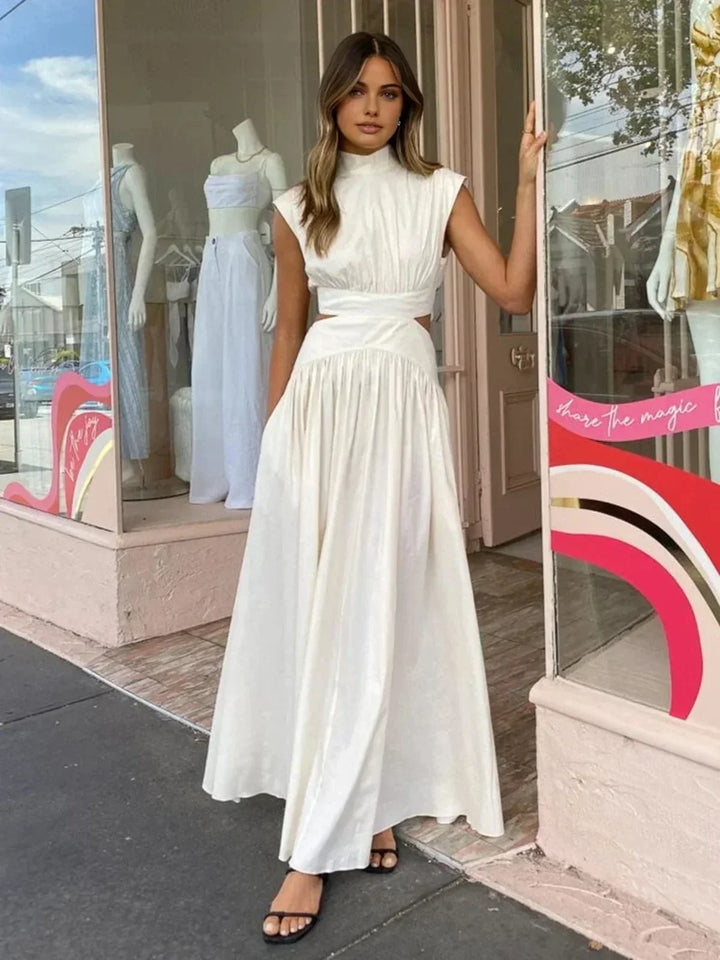 Robe longue femme en tissu léger, avec découpes élégantes et col montant pour un look moderne et raffiné.