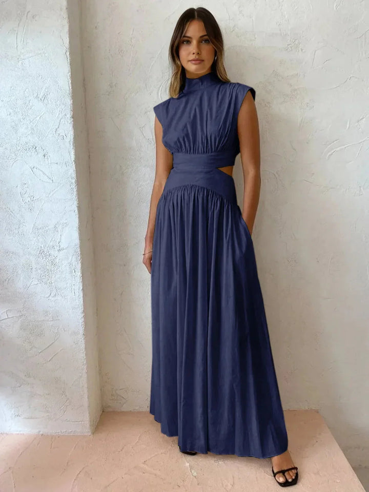 Robe longue femme en tissu léger avec découpes élégantes et col montant pour un look moderne et raffiné.