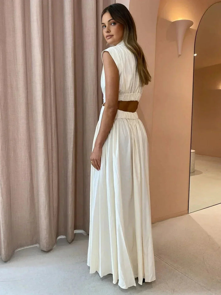 Robe longue femme en tissu doux, avec découpes élégantes et col montant pour un look moderne et stylé.