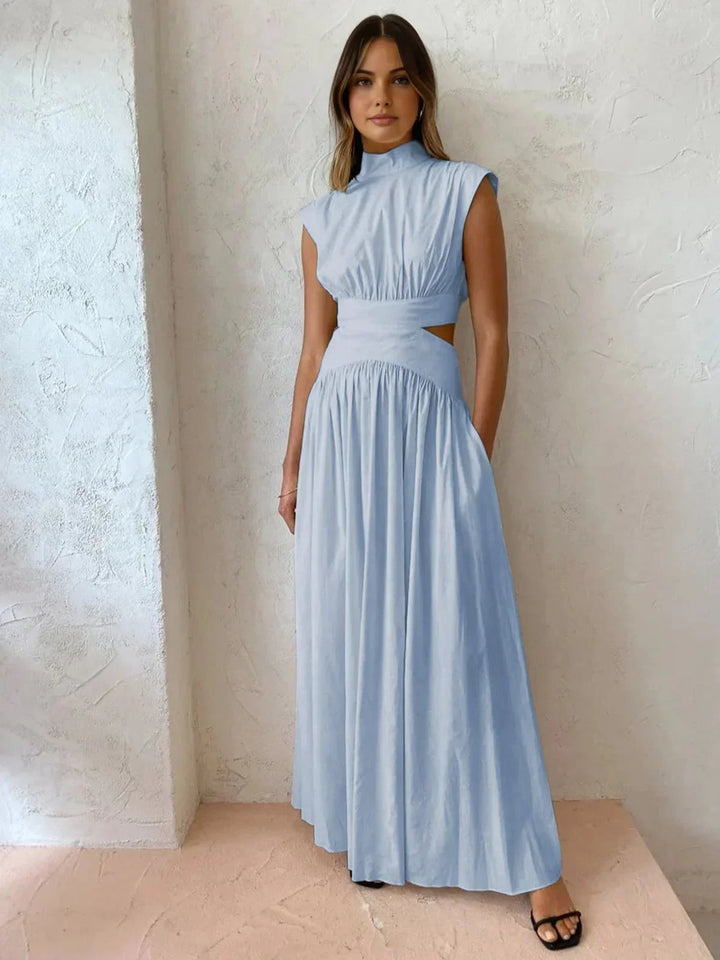Robe longue bleu clair en tissu léger, avec découpes élégantes et col montant pour un style moderne et confortable.