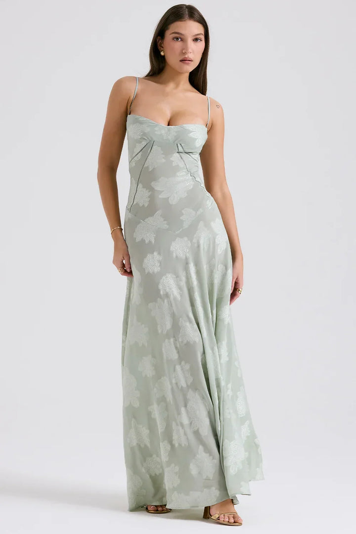 Robe longue en tissu léger, ornée de dentelle florale et dotée de bretelles fines pour un look élégant et féminin.