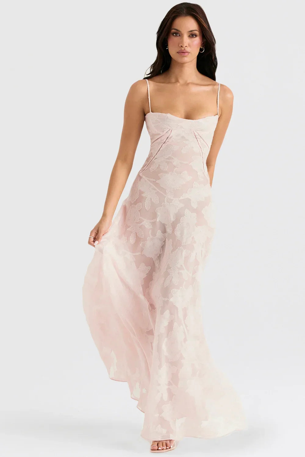 Robe longue en tissu léger, ornée de dentelle florale avec bretelles fines pour un look élégant et féminin.