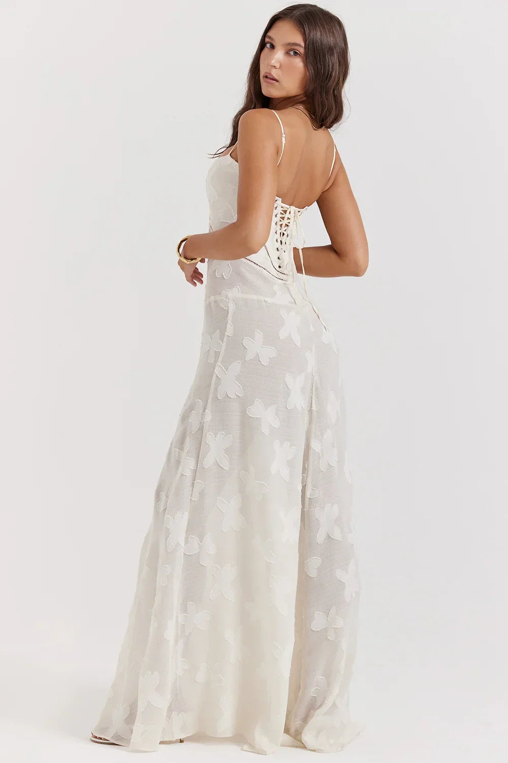 Robe longue en tissu léger avec dentelle florale, bretelles fines et coupe fluide, parfaite pour les occasions estivales.
