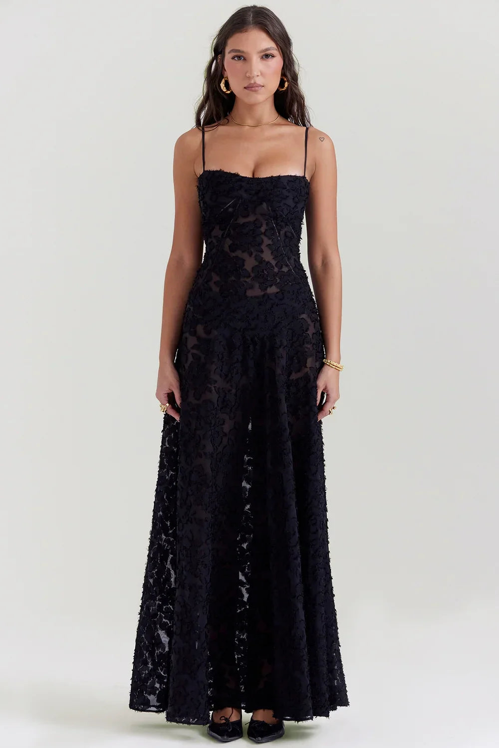 Robe longue en coton léger avec dentelle florale délicate et bretelles fines, parfaite pour les occasions d'été.