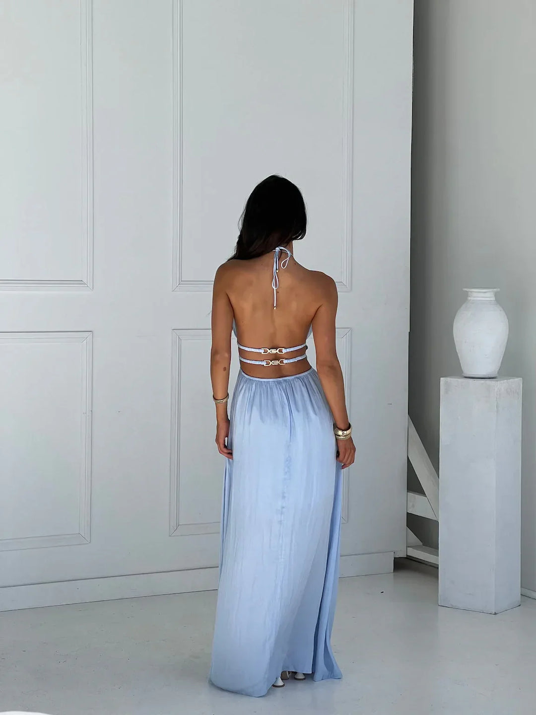 Robe longue femme en tissu léger, dos nu élégant et détails découpés, parfaite pour les soirées d'été.
