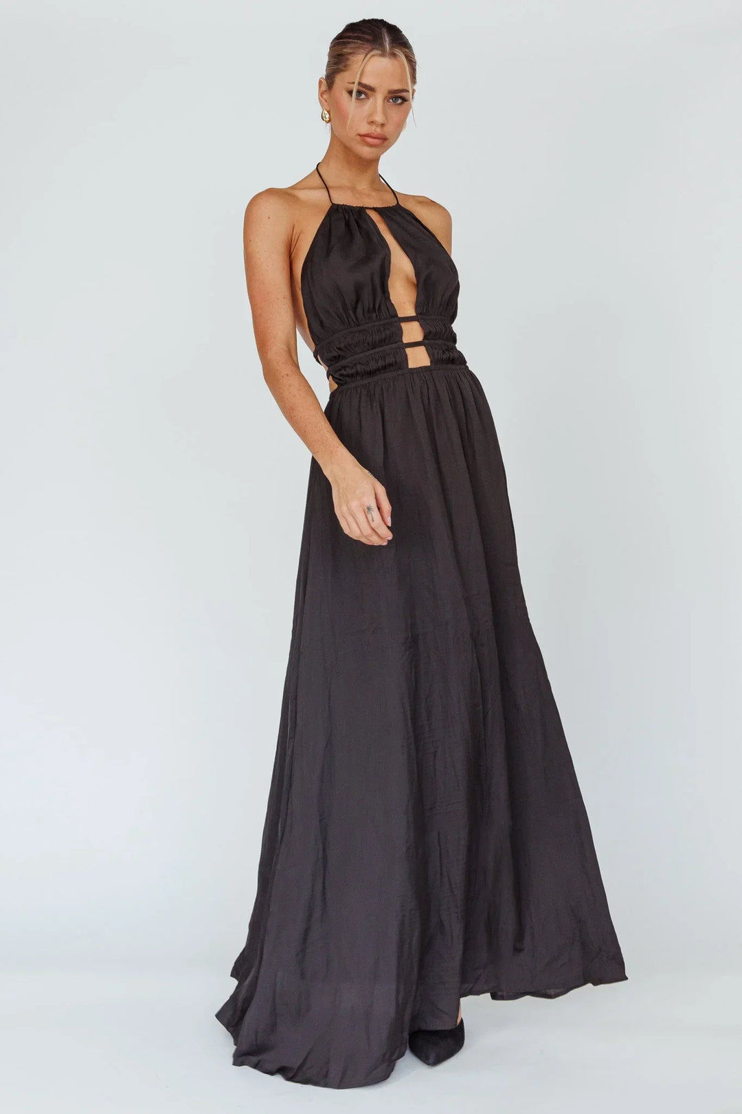 Robe longue femme en tissu léger, avec dos nu et élégants détails découpés, idéale pour les occasions estivales.