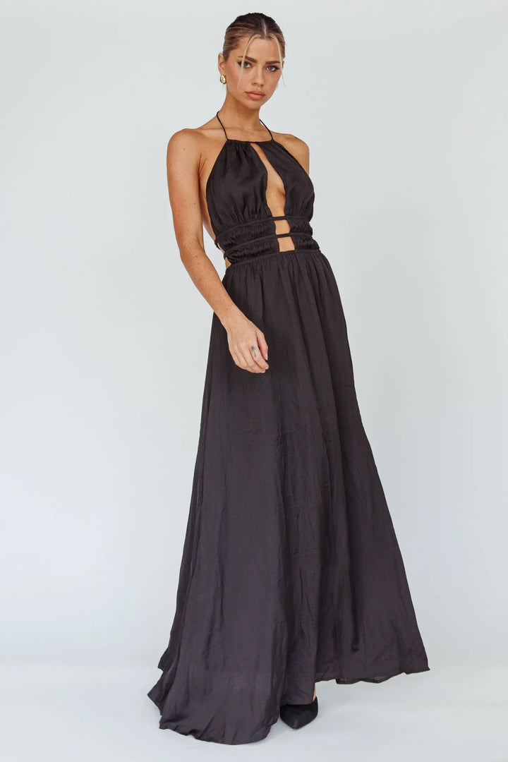 Robe longue femme en tissu léger, avec dos nu et élégants détails découpés, idéale pour les occasions estivales.