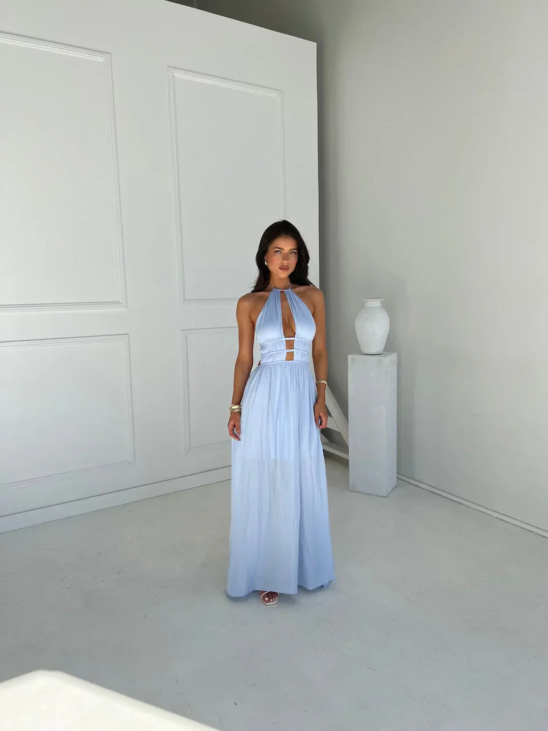 Robe longue femme en tissu léger, avec dos nu et découpes élégantes pour un look raffiné et aéré.