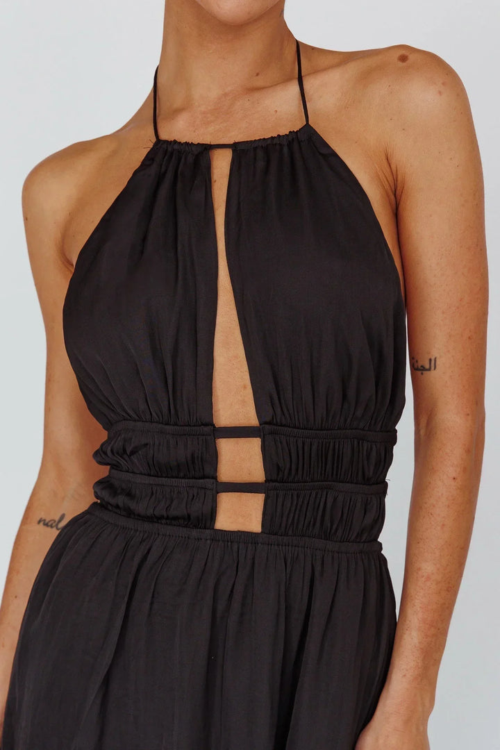 Robe longue femme en tissu léger, dos nu, avec découpes élégantes sur les côtés pour une silhouette moderne.