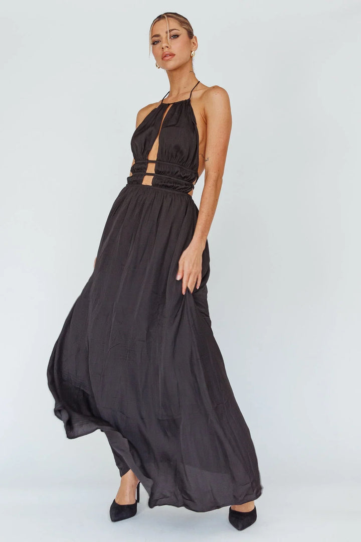 Robe longue femme en tissu léger, dos nu et détails découpés, parfaite pour les soirées d'été.