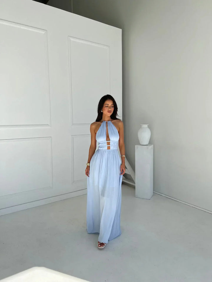 Robe longue femme en tissu léger, dos nu avec découpes élégantes et volants pour un look fluidité et féminin.