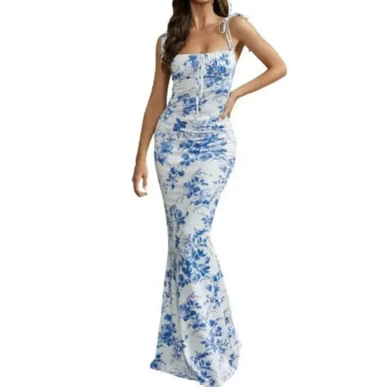Robe longue bleue et blanche à motifs floraux, bretelles nouées, en coton léger, parfaite pour les journées d'été.