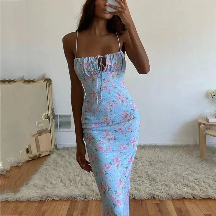 Robe longue femme en coton léger, motif floral bleu clair, bretelles nouées et coupe fluide idéale pour les journées d'été.