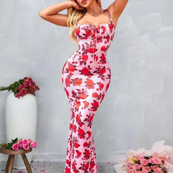 Robe longue rose à motifs floraux, bretelles nouées, en coton léger, idéale pour les journées d'été en plein air.