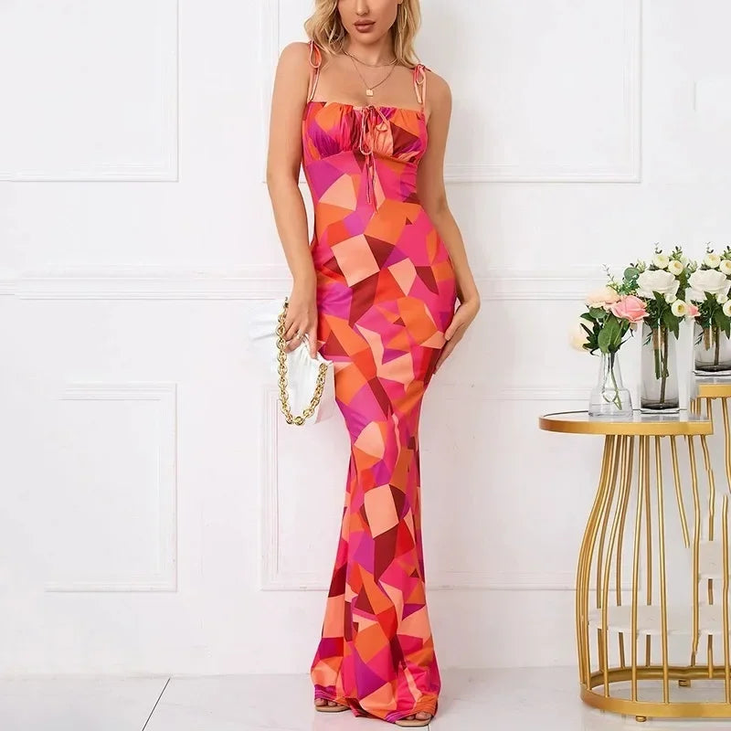 Robe longue rouge pour femme, en tissu léger, motifs floraux et bretelles nouées afin d'offrir un style élégant et féminin.