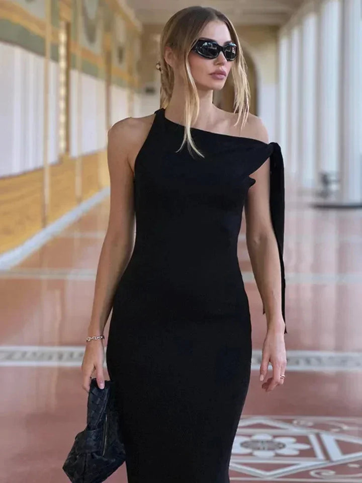 Robe longue sans manches en tissu léger avec nœud décoratif à la taille, parfaite pour les journées estivales.
