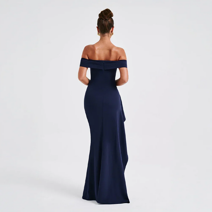 Robe longue en tissu léger, épaules dénudées, fente latérale, idéale pour les occasions estivales.