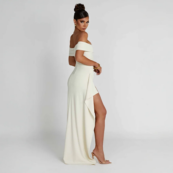 Robe longue pour femme en tissu léger, avec épaules dénudées et fente élégante, idéale pour les occasions estivales.
